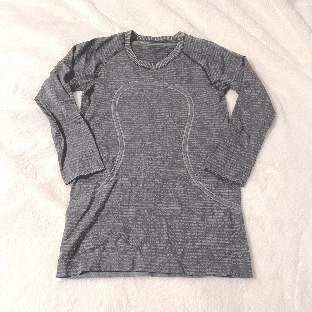 Lululemon Swiftly Tech Long Sleeved Tee in Grey Floral Pattern